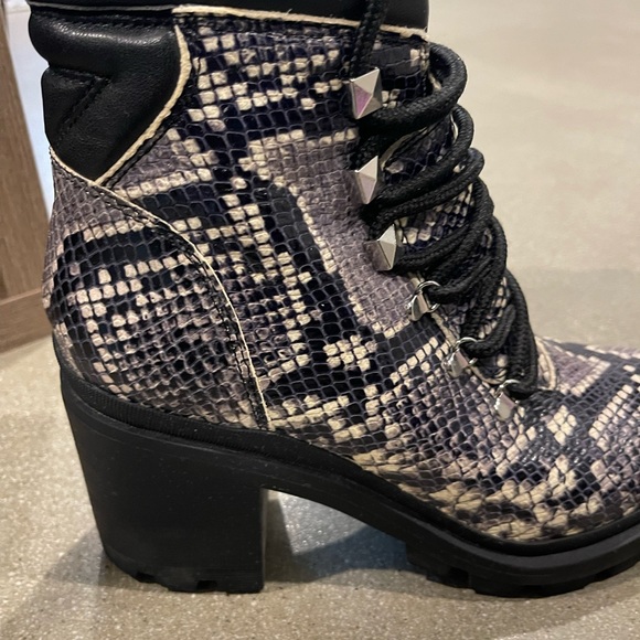 Marc Fisher Lanie Faux Leather Snakeskin Combat Boots Size 8 - Picture 6 of 10